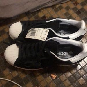 Adidas superstar Woman’s size 8 mens size 7 brand new never been worn .